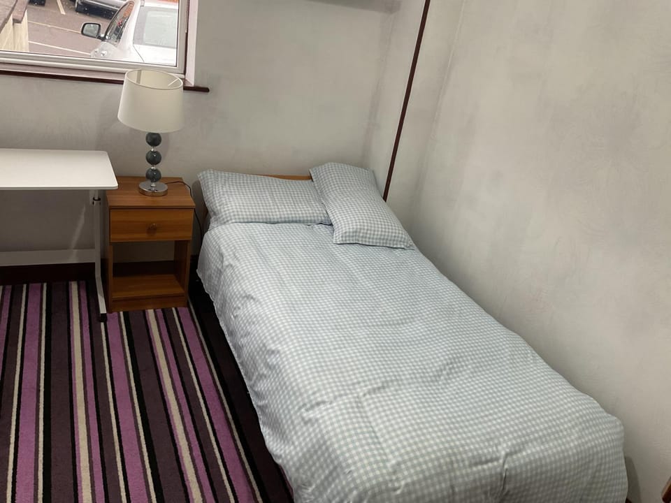 Tidy room in Nottingham Vacation rental in Newark and Sherwood District