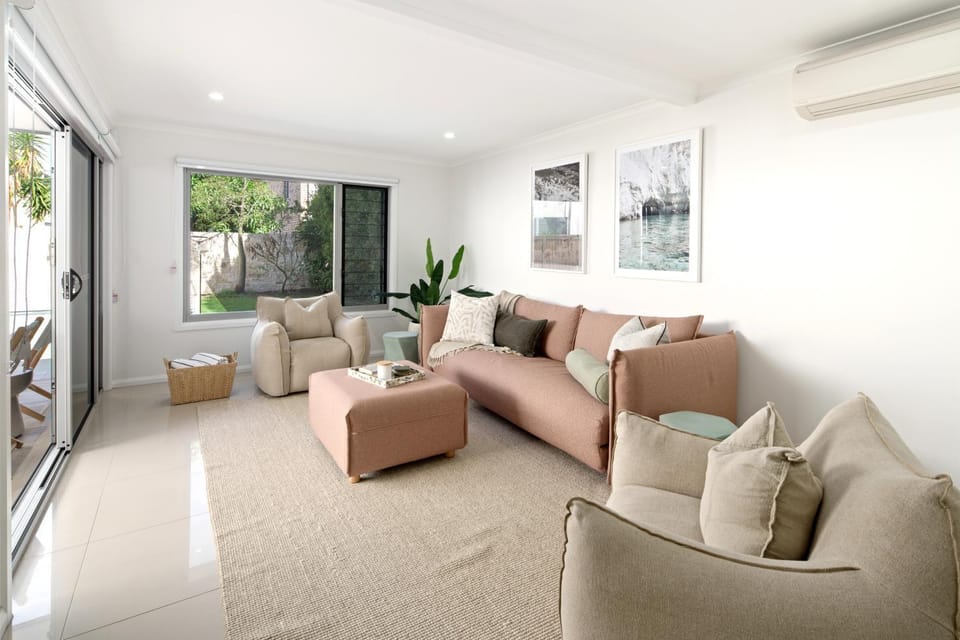 Living room, Seating area, air conditioner