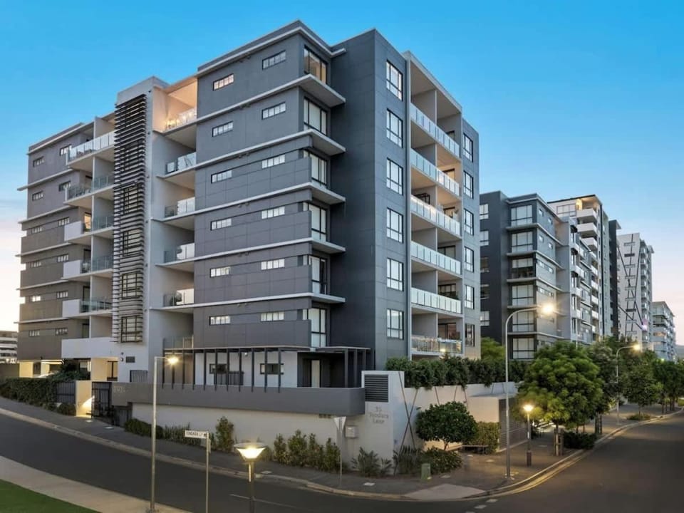 Adorable Fresh 1BR Apt with parking Central WIFI Apartment in Brisbane