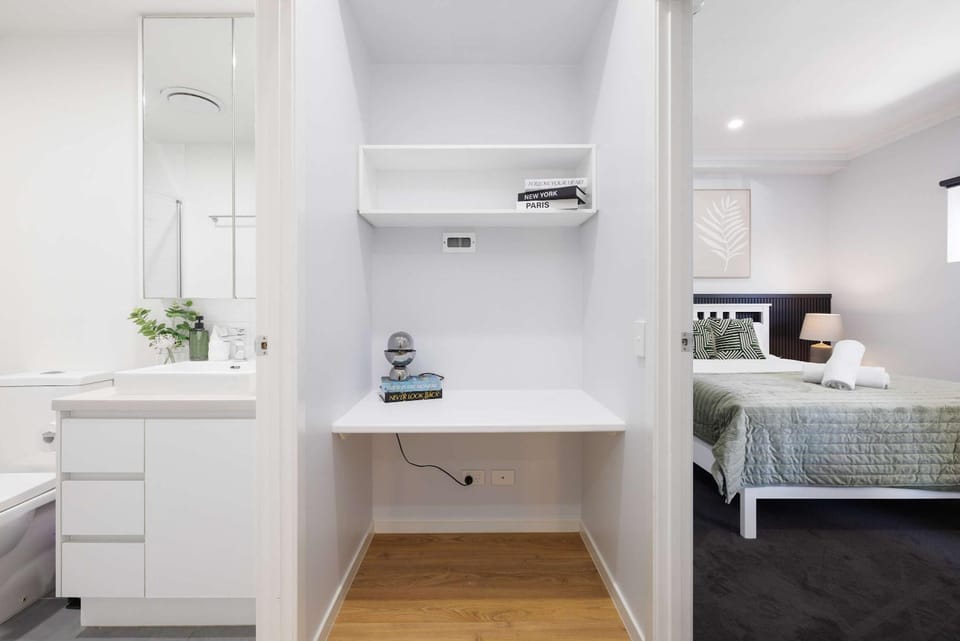 Adorable Fresh 1BR Apt with parking Central WIFI Apartment in Brisbane