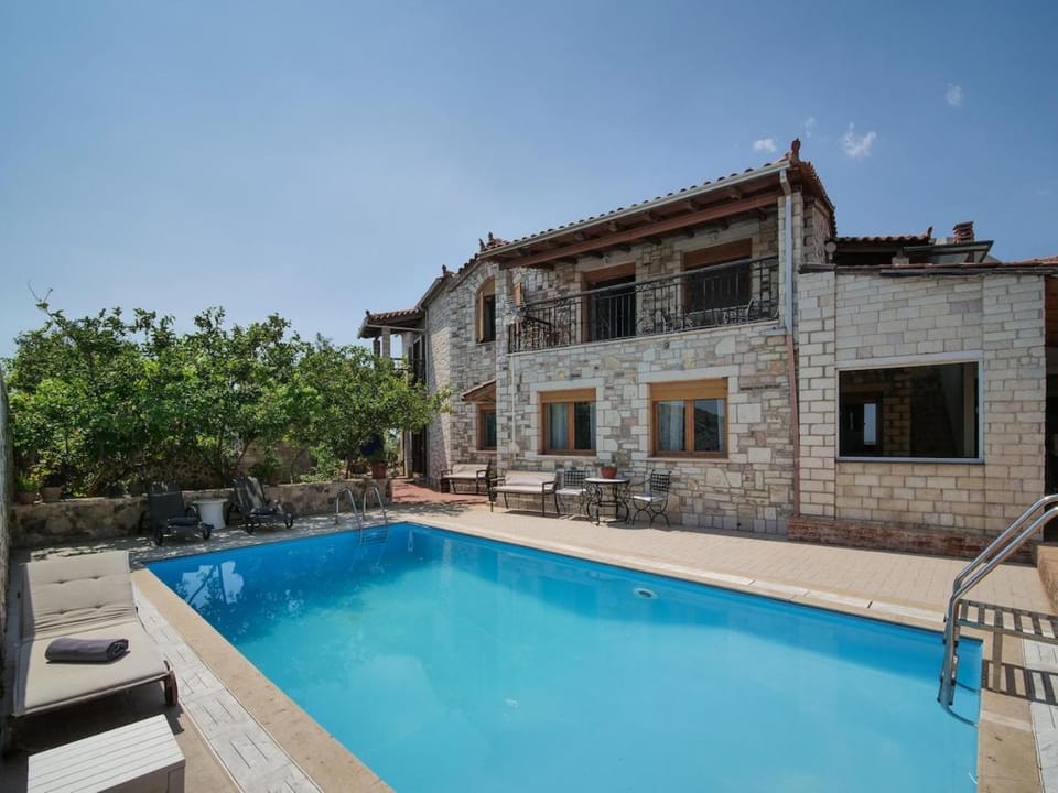 Property building, Patio, Day, Pool view, Swimming pool, sunbed