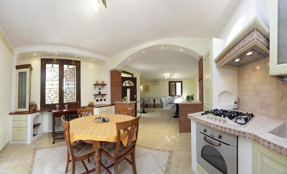 Restaurant/places to eat, Communal lounge/ TV room