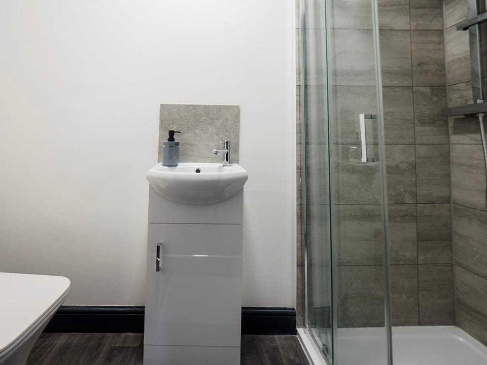 Chatham Lodge Family Room 2 Ensuite Bed and Breakfast in Stoke-on-Trent
