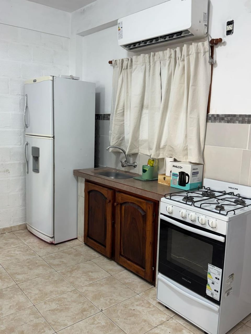 Kitchen or kitchenette, minibar, oven, stove
