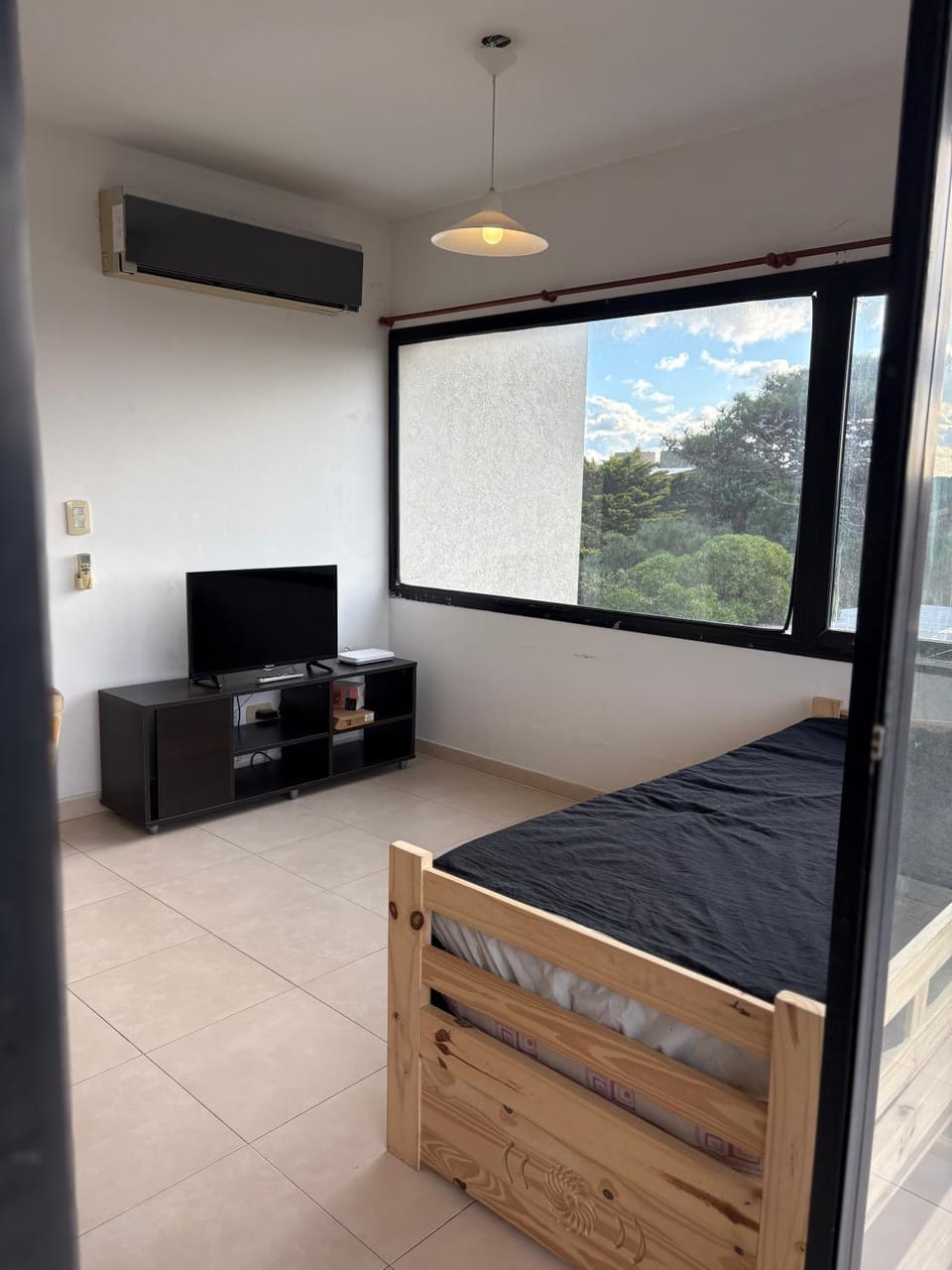 Bed, TV and multimedia, Living room