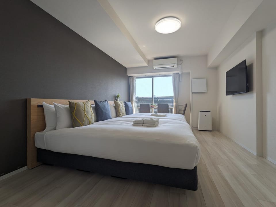 Bed, TV and multimedia, Photo of the whole room, Dining area, Bedroom, air conditioner