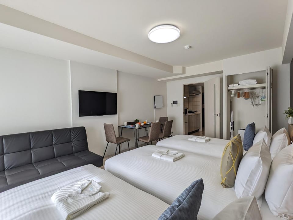 Bed, TV and multimedia, Kitchen or kitchenette, Photo of the whole room, Dining area, Bedroom, microwave, stove, wardrobe, kitchen