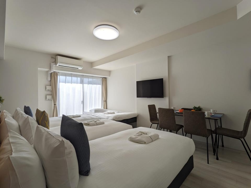 Bed, TV and multimedia, Photo of the whole room, Dining area, Bedroom, air conditioner