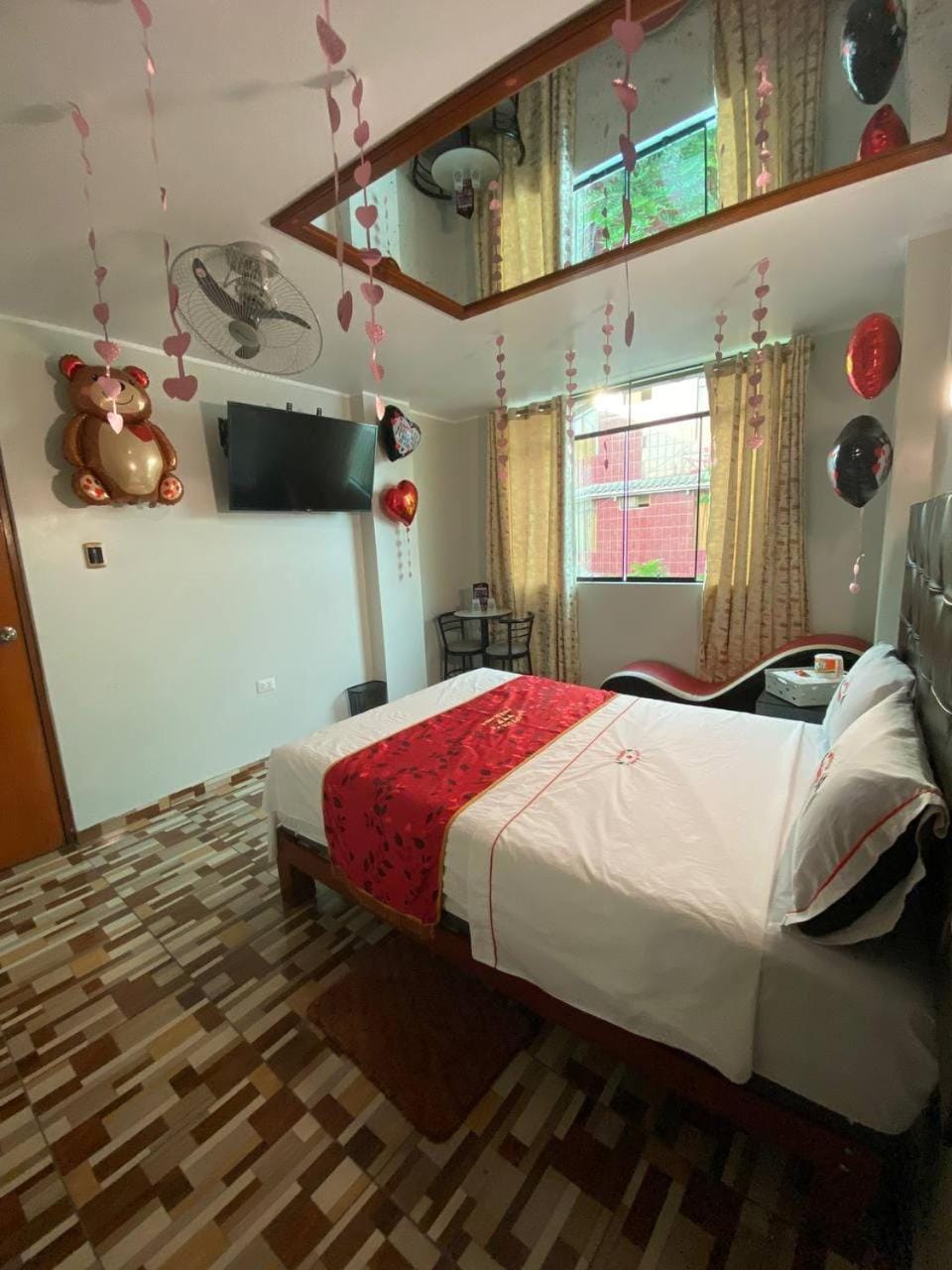 Bed, TV and multimedia, Photo of the whole room, Bedroom