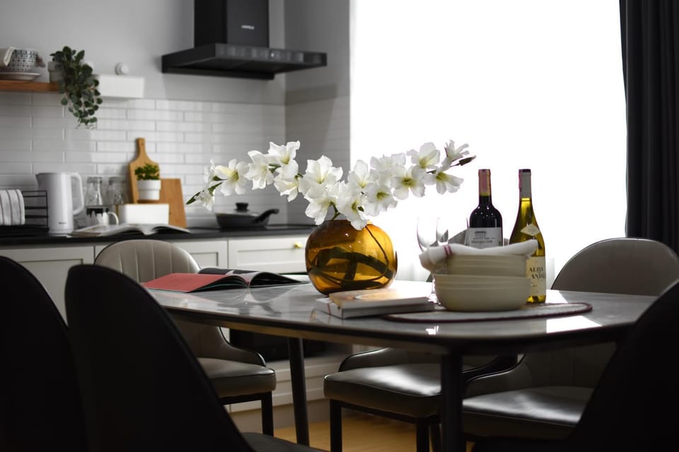Kitchen or kitchenette, Dining area