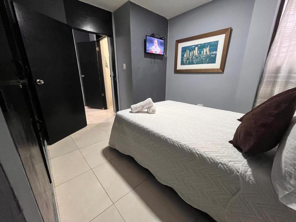 Bed, TV and multimedia, Bedroom