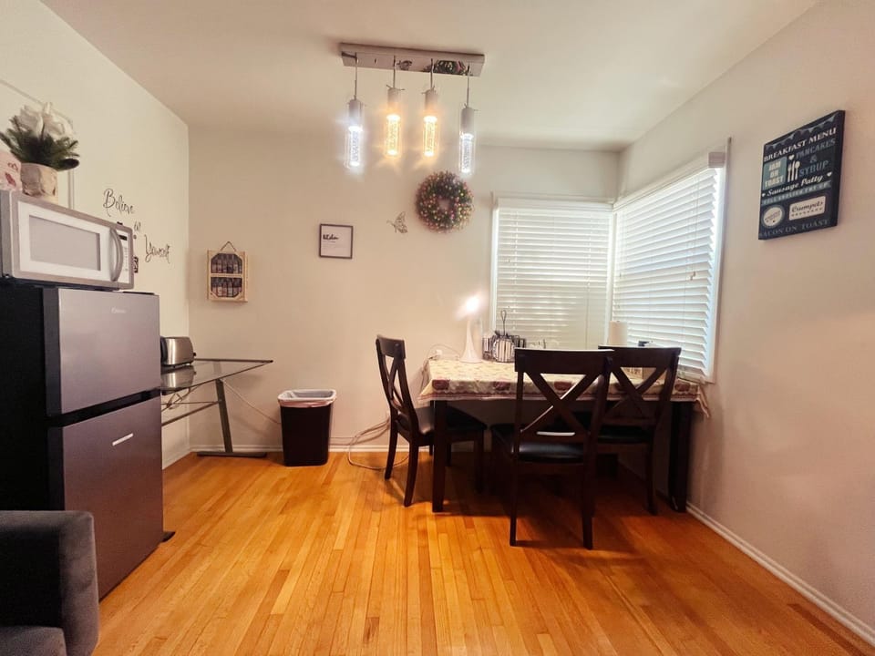 Kitchen or kitchenette, Dining area, Dinner, internet, toaster, air conditioner