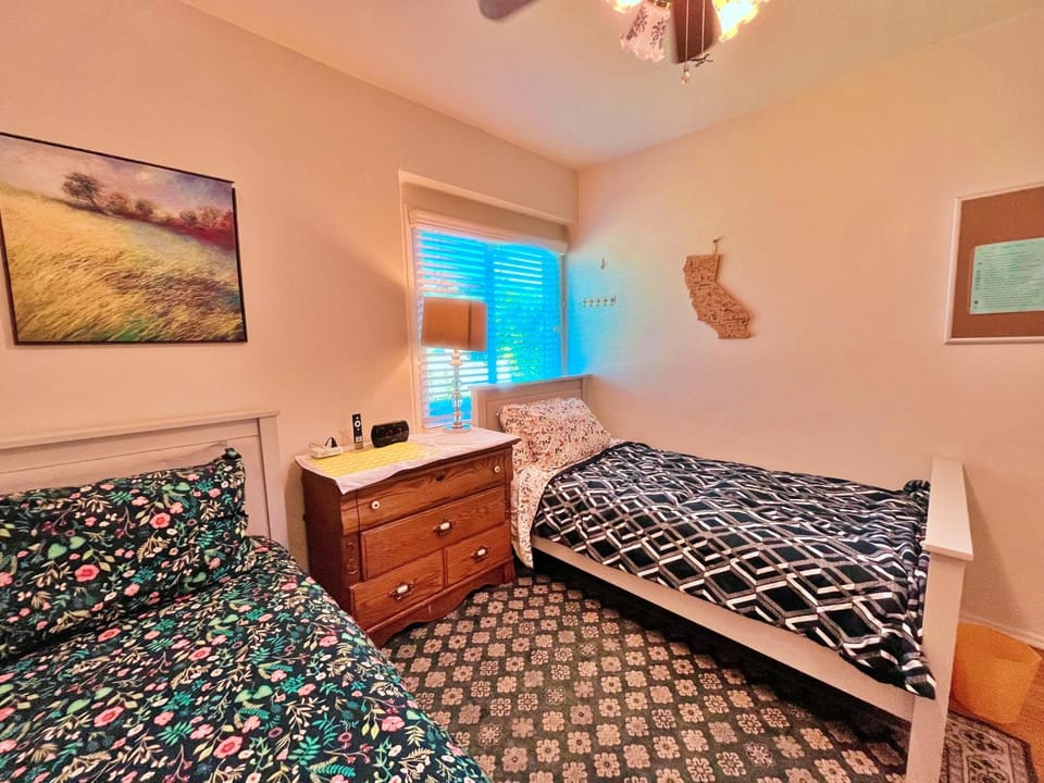 Bed, TV and multimedia, Bedroom, flat iron, internet, air conditioner