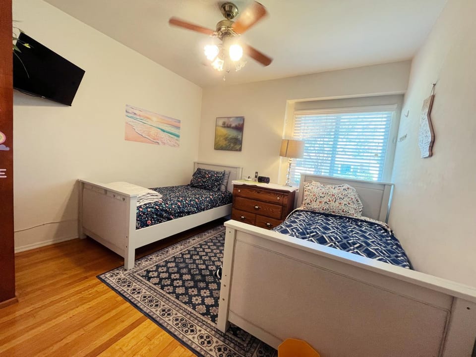 Bed, TV and multimedia, Bedroom, Mountain view, young children, Family, flat iron, internet