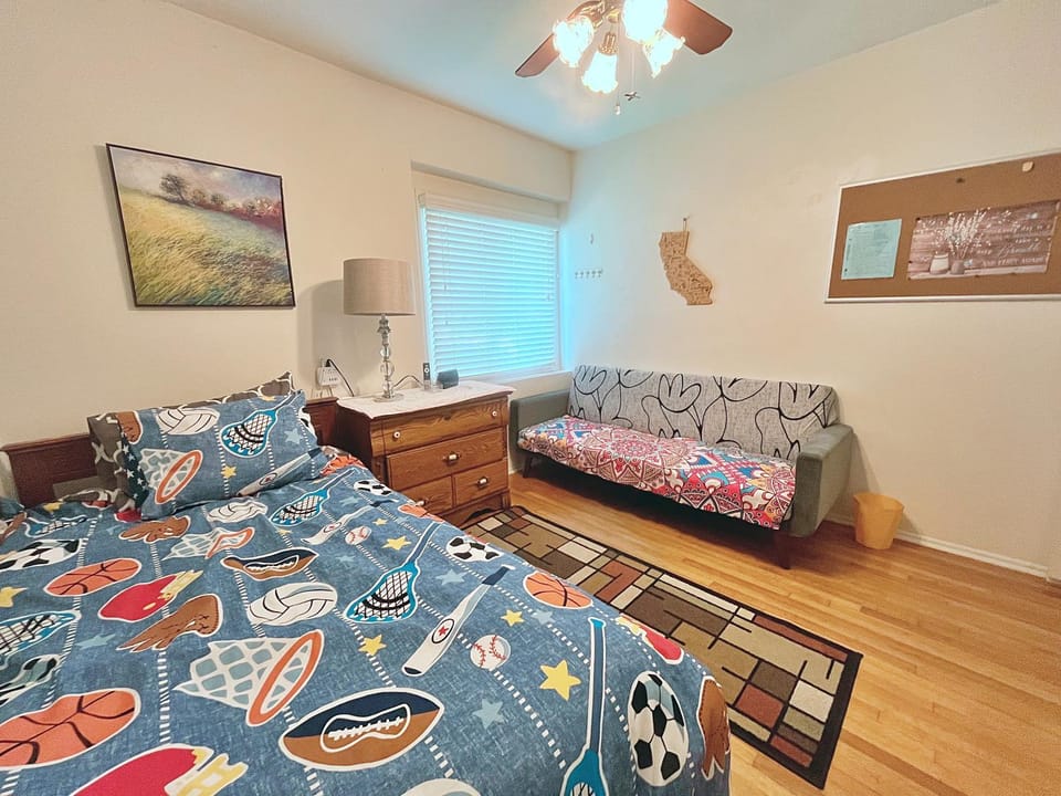 Bed, TV and multimedia, Bedroom, flat iron, air conditioner