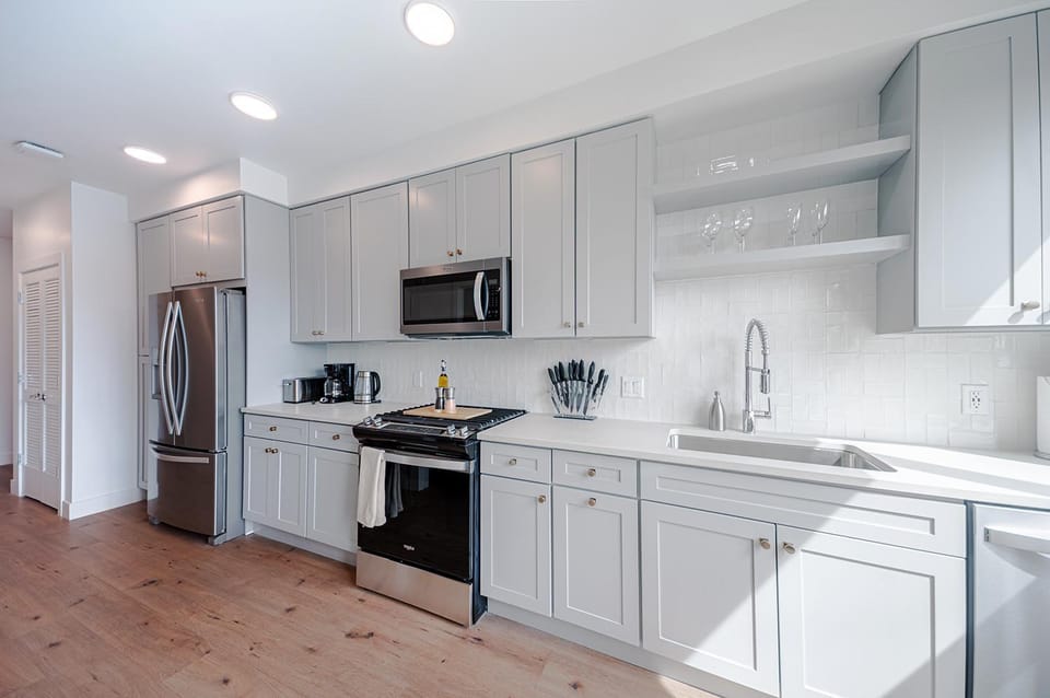 Coffee/tea facilities, Kitchen or kitchenette, dishwasher, oven, stove, toaster