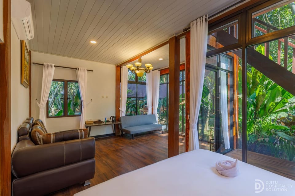 Bed, View (from property/room), Seating area, Garden view