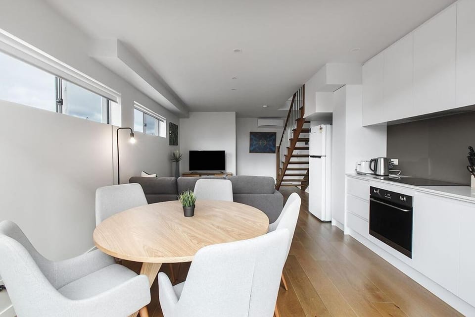 2BR Split Level with FREE Parking Near Puckle St Apartment in Melbourne