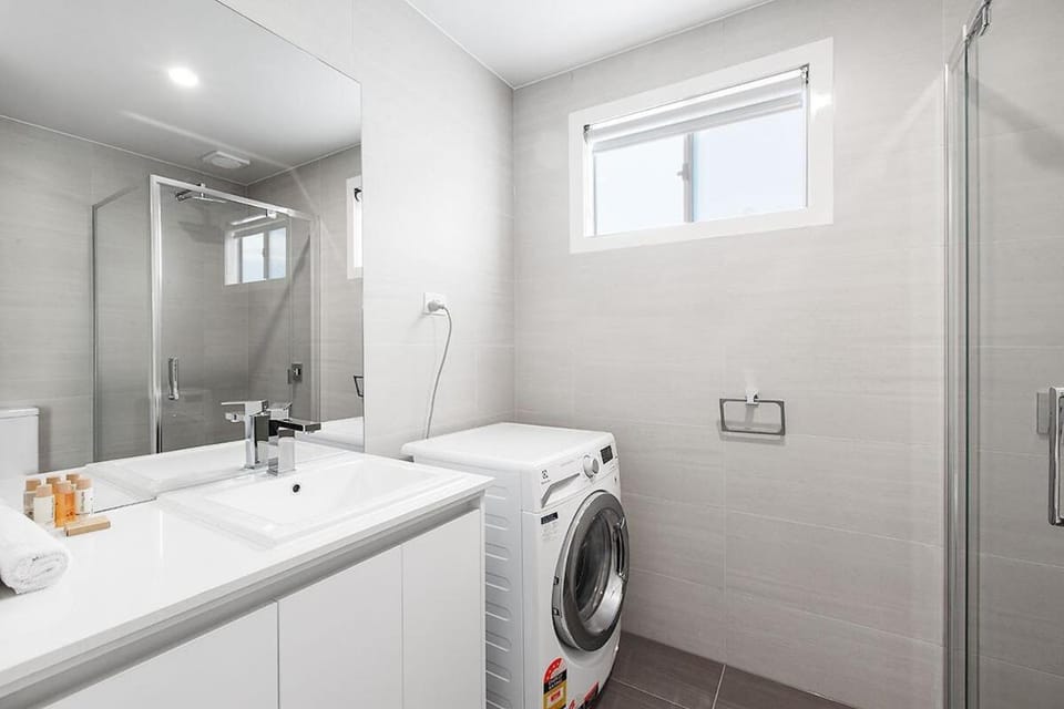 2BR Split Level with FREE Parking Near Puckle St Apartment in Melbourne