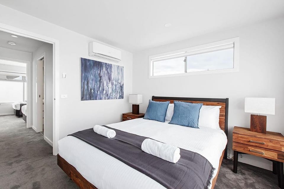 2BR Split Level with FREE Parking Near Puckle St Apartment in Melbourne