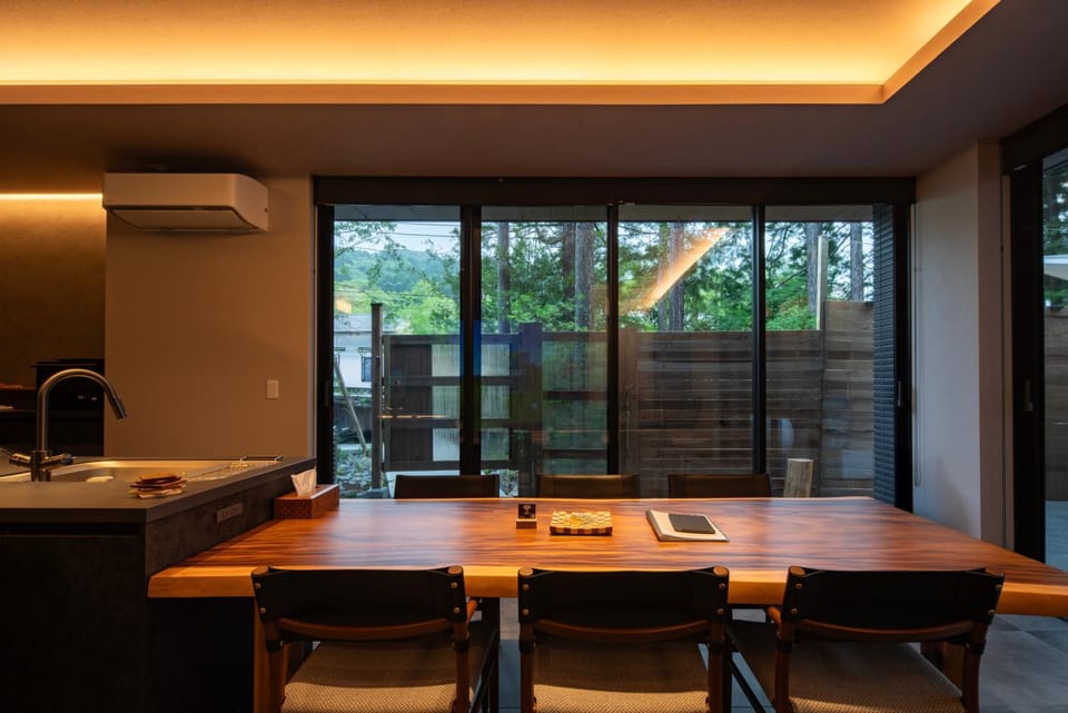 Kitchen or kitchenette, Dining area, air conditioner