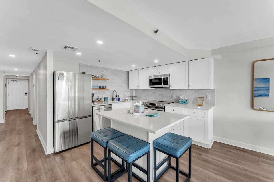 Oceanfront Gem Pool, Balcony, Modern Touch condo Apartment in Myrtle Beach