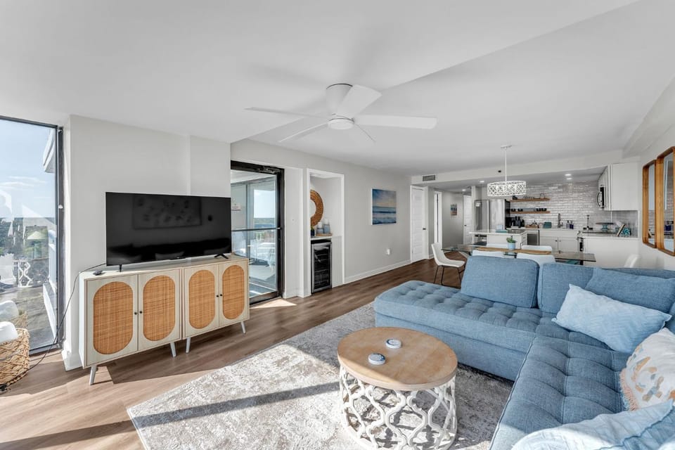 Oceanfront Gem Pool, Balcony, Modern Touch condo Apartment in Myrtle Beach