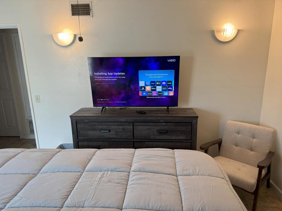 Bed, TV and multimedia, Seating area