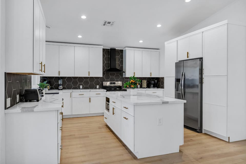 Kitchen or kitchenette, dishwasher, stove