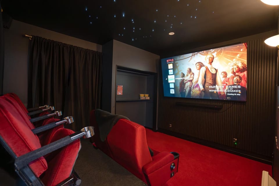 Communal lounge/ TV room, TV and multimedia, Living room, Seating area, Evening entertainment