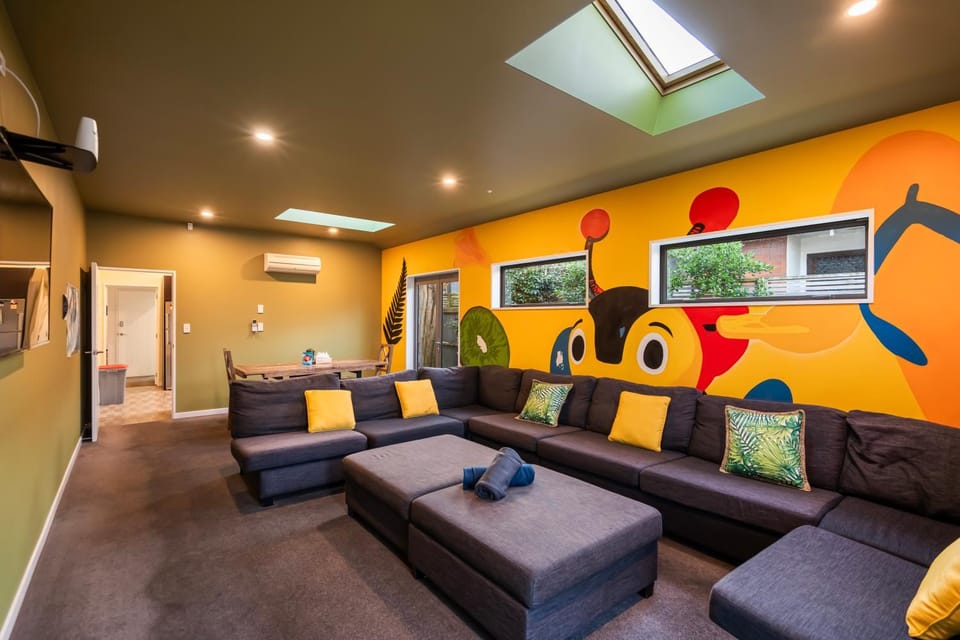 Private Cinema, 6 bedrooms w Ensuites, Games Room w PS5 and Arcade, Free doorstep Parking, 4min to Stadium, Mini Golf, Central Villa in Christchurch