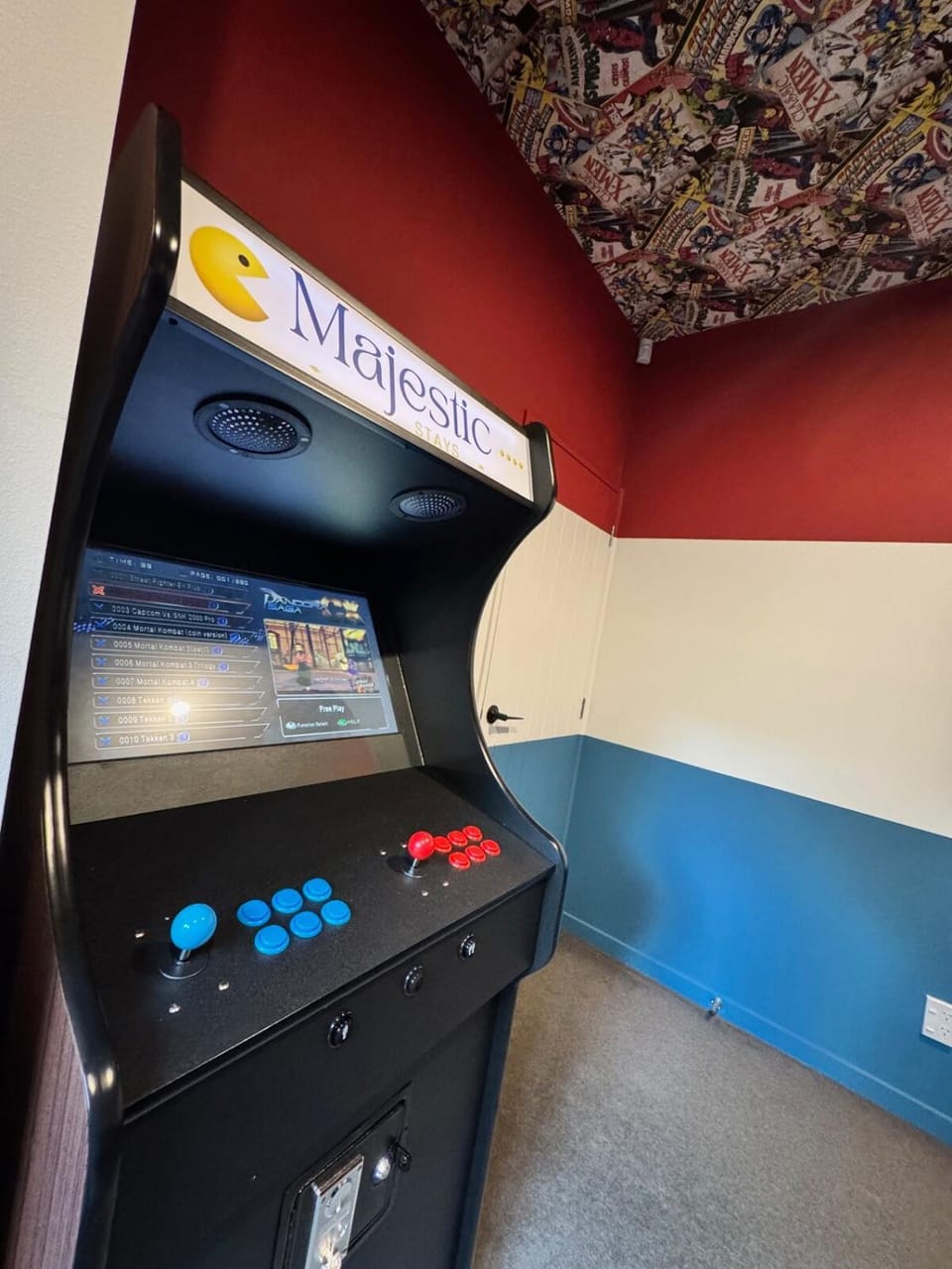 Private Cinema, 6 bedrooms w Ensuites, Games Room w PS5 and Arcade, Free doorstep Parking, 4min to Stadium, Mini Golf, Central Villa in Christchurch