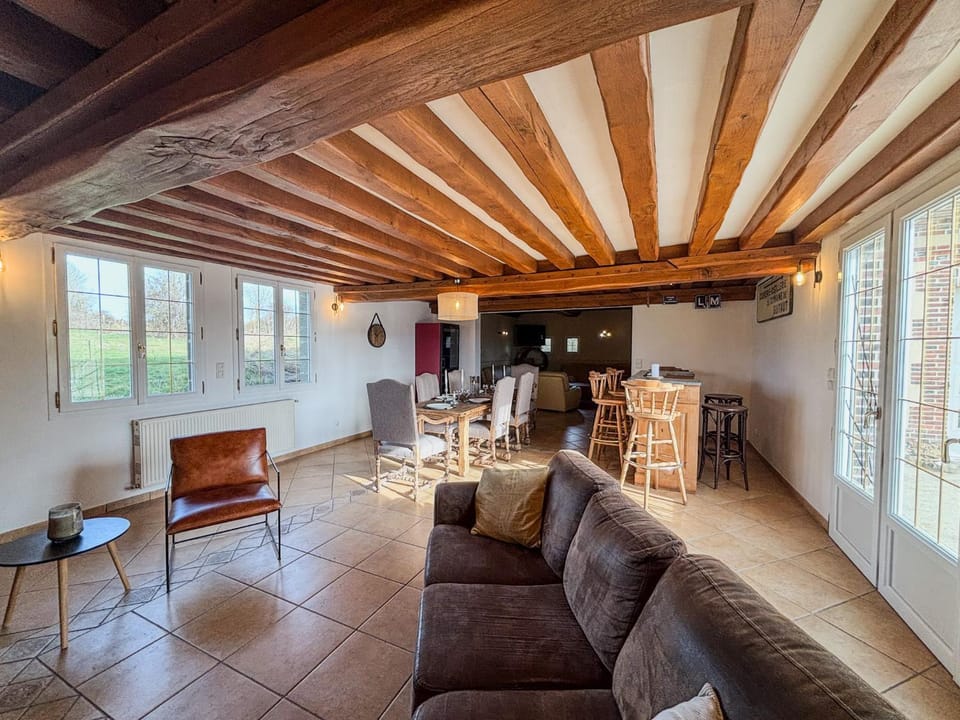 TV and multimedia, Living room, Seating area, Dining area