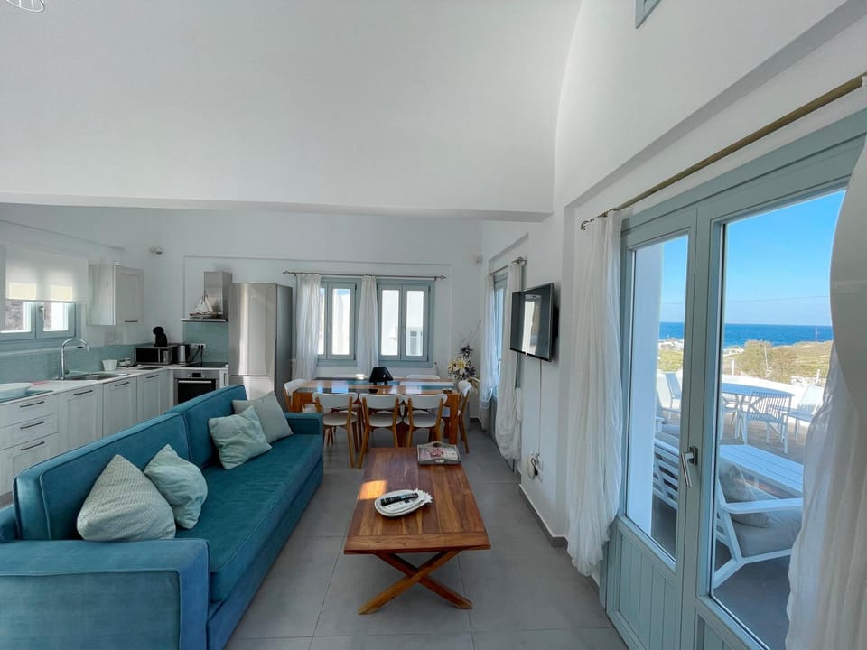 Natural landscape, TV and multimedia, View (from property/room), Living room, Dining area, Sea view