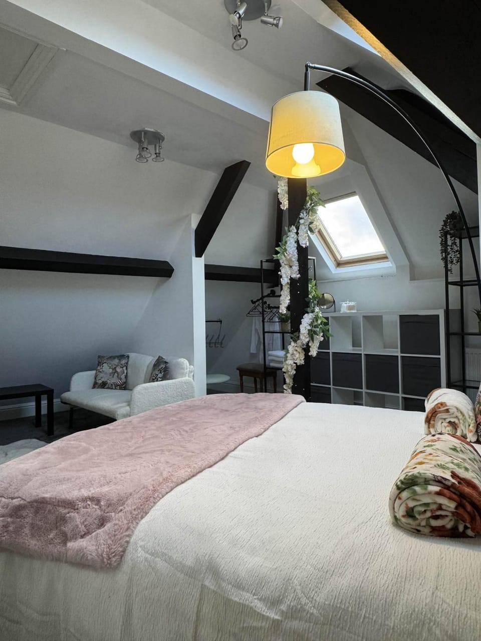 Bed, Photo of the whole room, Bedroom