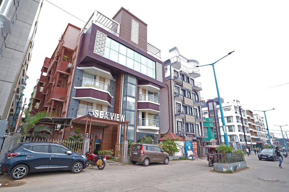 Day, City view, Street view, Location, Parking