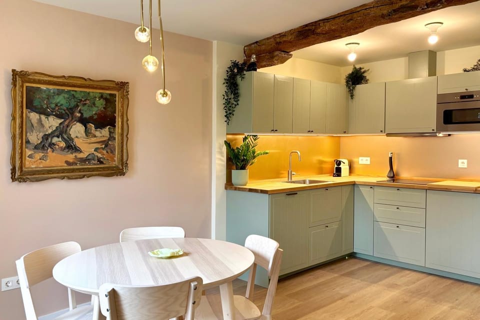 Kitchen or kitchenette, Dining area