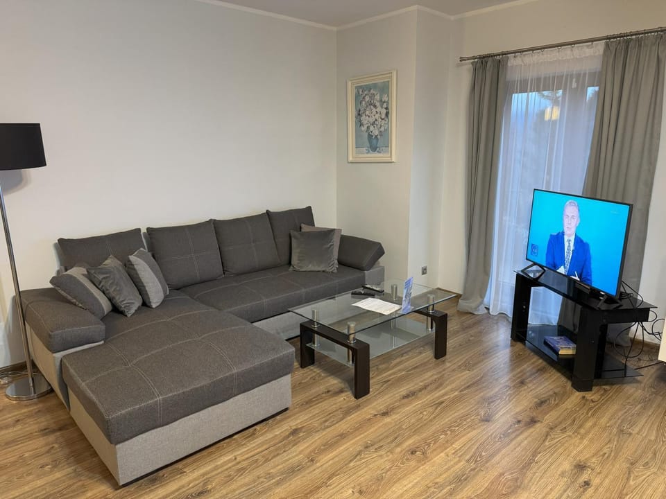 TV and multimedia, Living room, Seating area, Evening entertainment