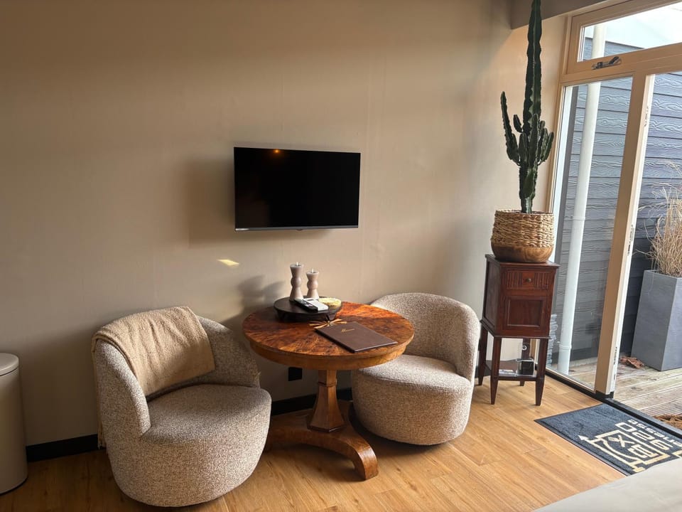 TV and multimedia, Seating area