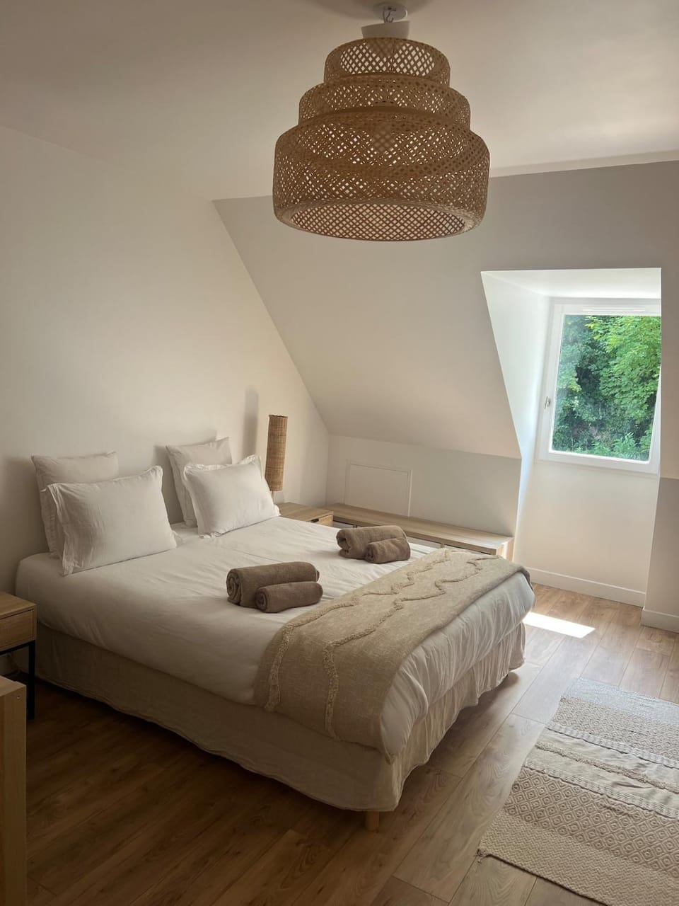 Bed, Bedroom, towels