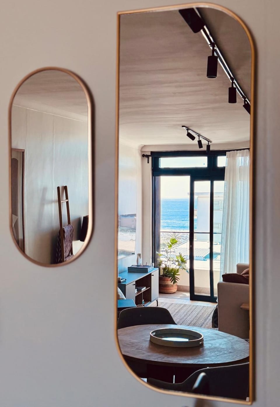 Superb-Rated Luxury Sea Point Apartment 200m to Ocean Promenade & Tidal Pool Apartment in Sea Point