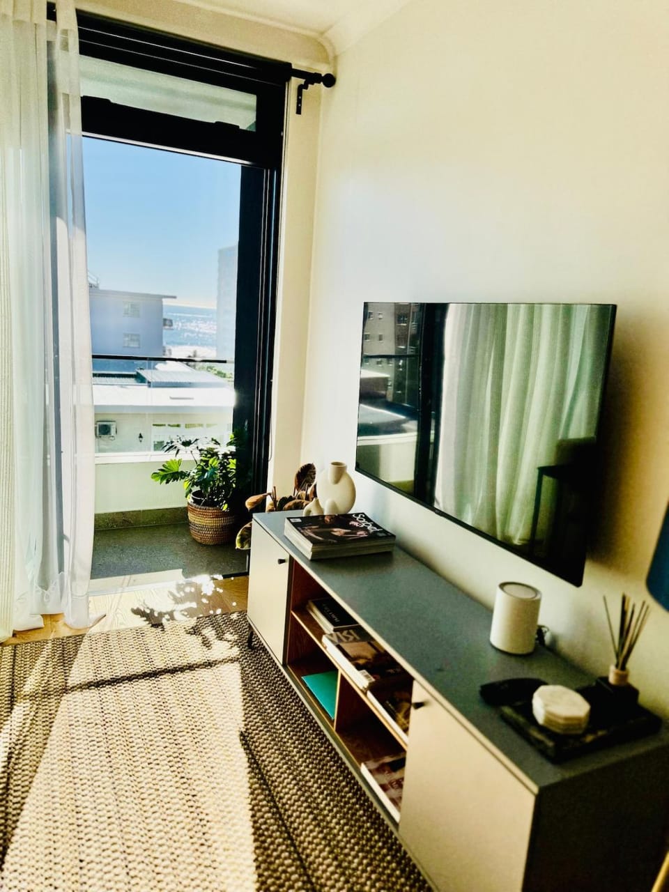 Superb-Rated Luxury Sea Point Apartment 200m to Ocean Promenade & Tidal Pool Apartment in Sea Point
