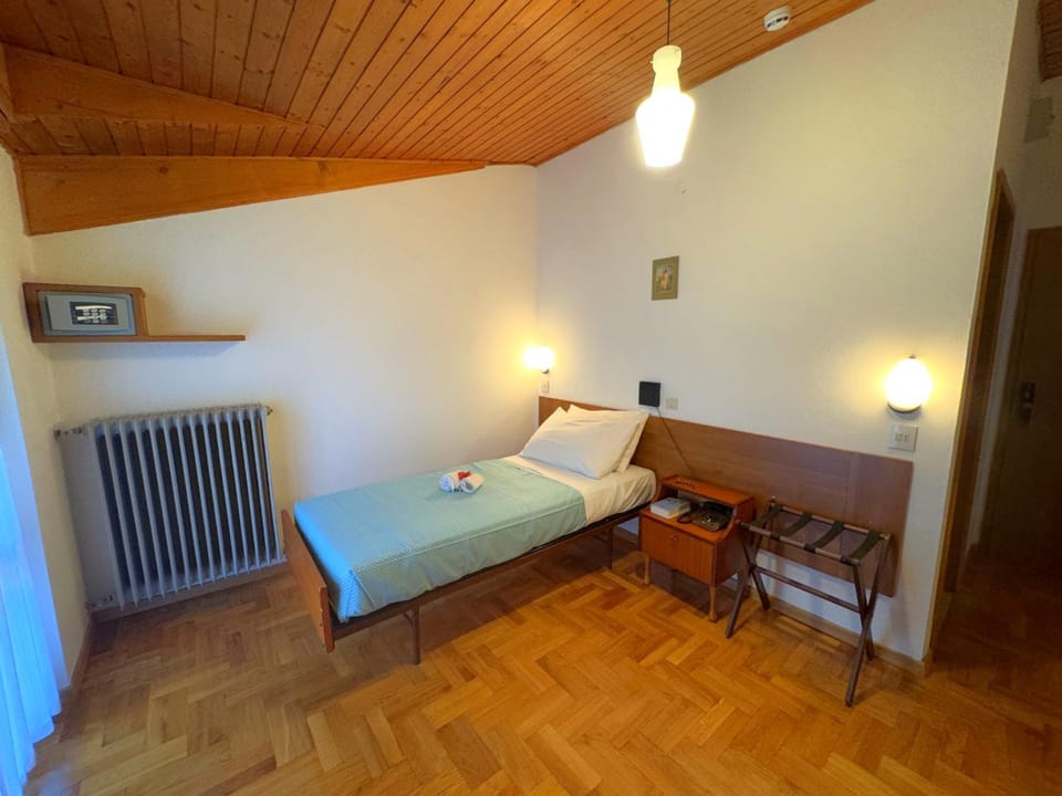 Bed, Photo of the whole room, Bedroom, Mountain view