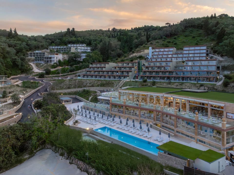 Property building, Restaurant/places to eat, Swimming pool, Breakfast