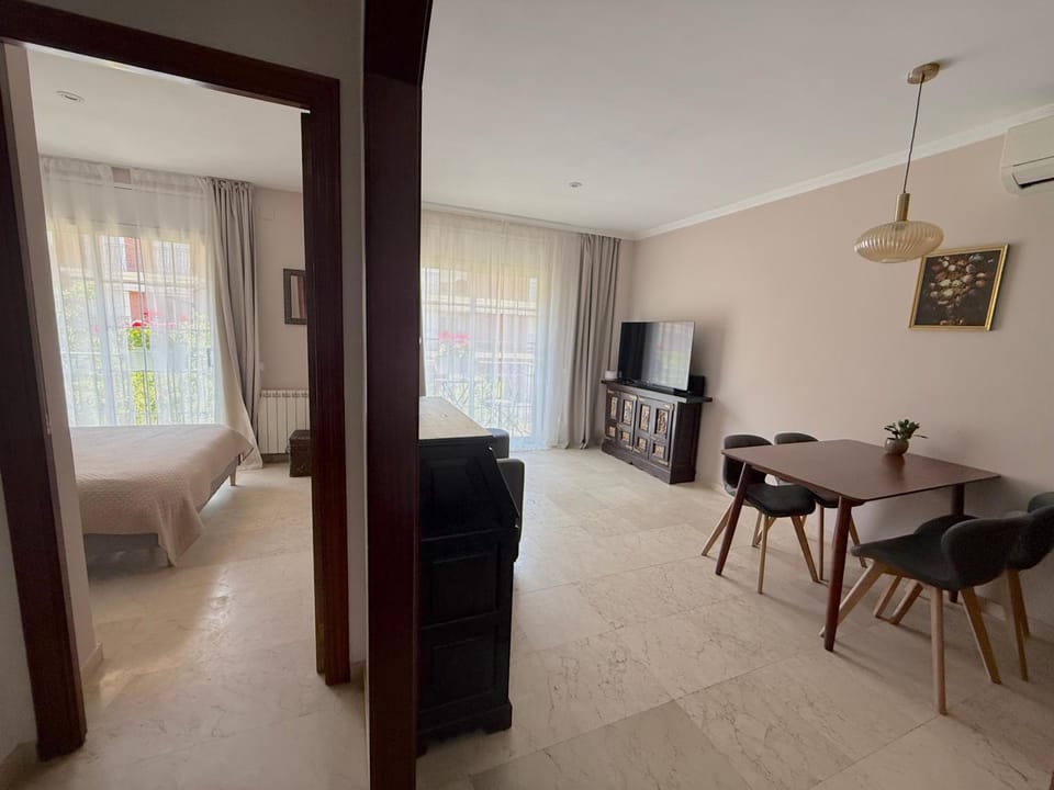 Communal lounge/ TV room, Photo of the whole room, Seating area, Dining area