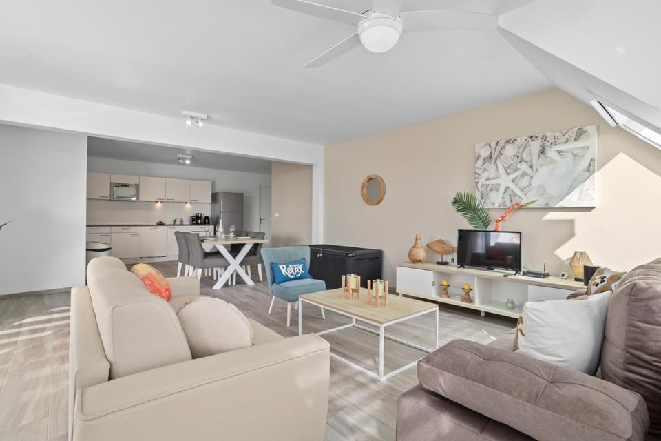 Kitchen or kitchenette, Living room, Seating area, Dining area