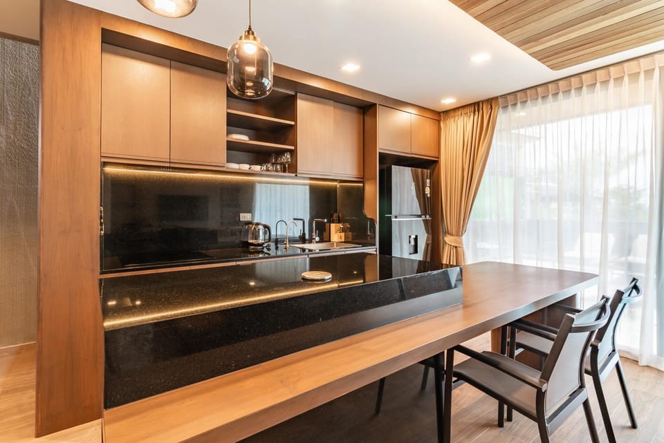 Kitchen or kitchenette, Dining area