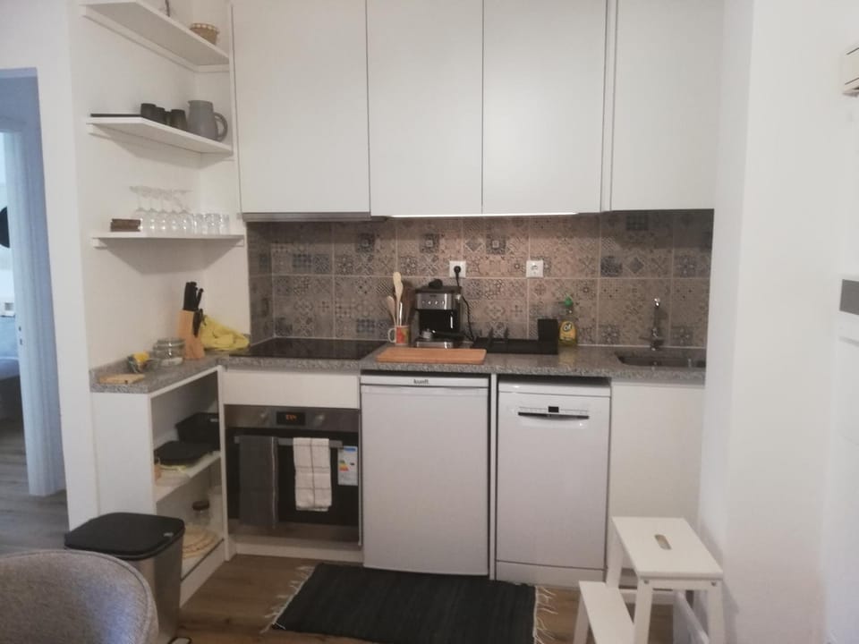 Coffee/tea facilities, Kitchen or kitchenette, dishwasher, oven, stove