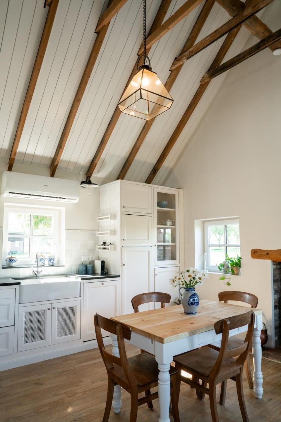 Kitchen or kitchenette, Dining area, dishwasher