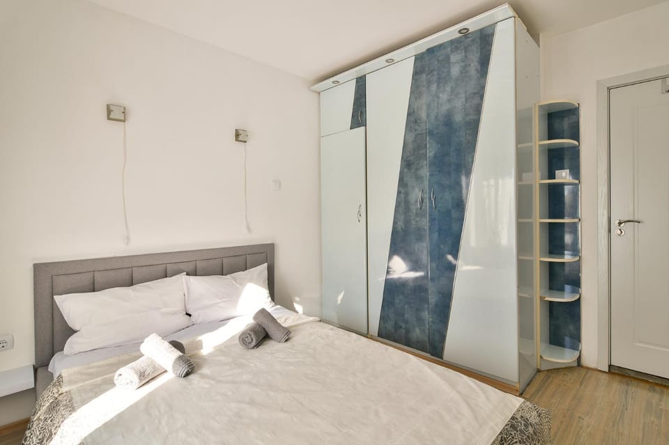 Bed, Photo of the whole room, Bedroom, towels, wardrobe